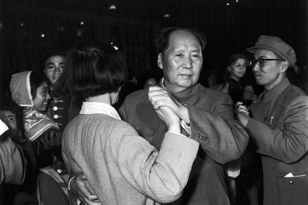 1957年,毛澤東在跳舞。