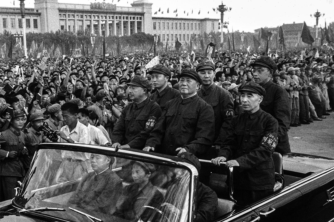 1966年9月9日,文化大革命初期的北京, 毛澤東坐在一輛汽車上經過天安門廣場上的群眾。