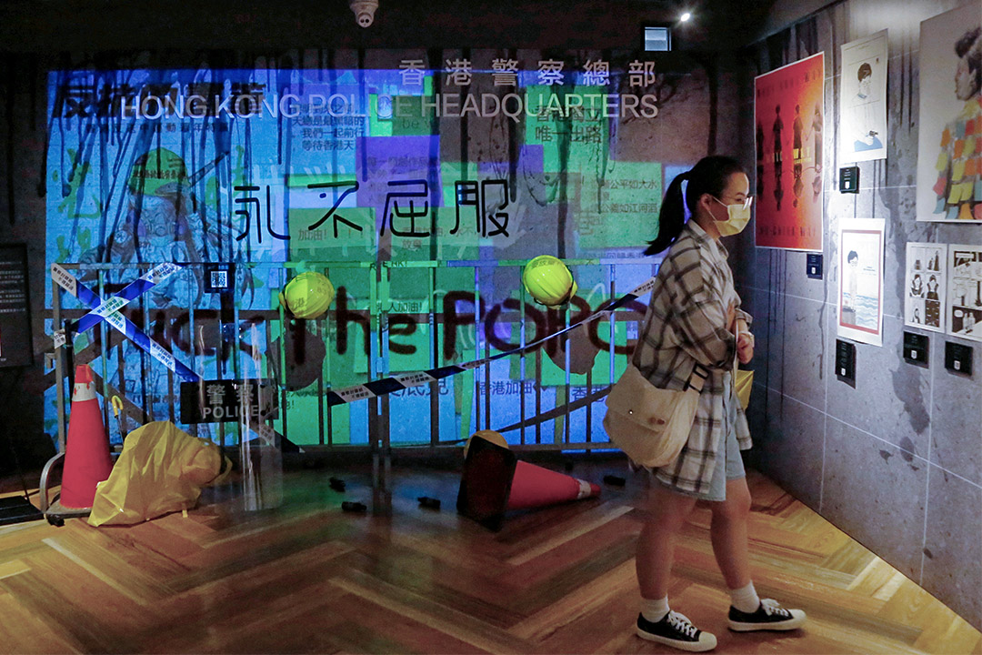 2020年7月1日台北,人們在漫畫基地觀看了一場關於香港民主活動的藝術品展覽。