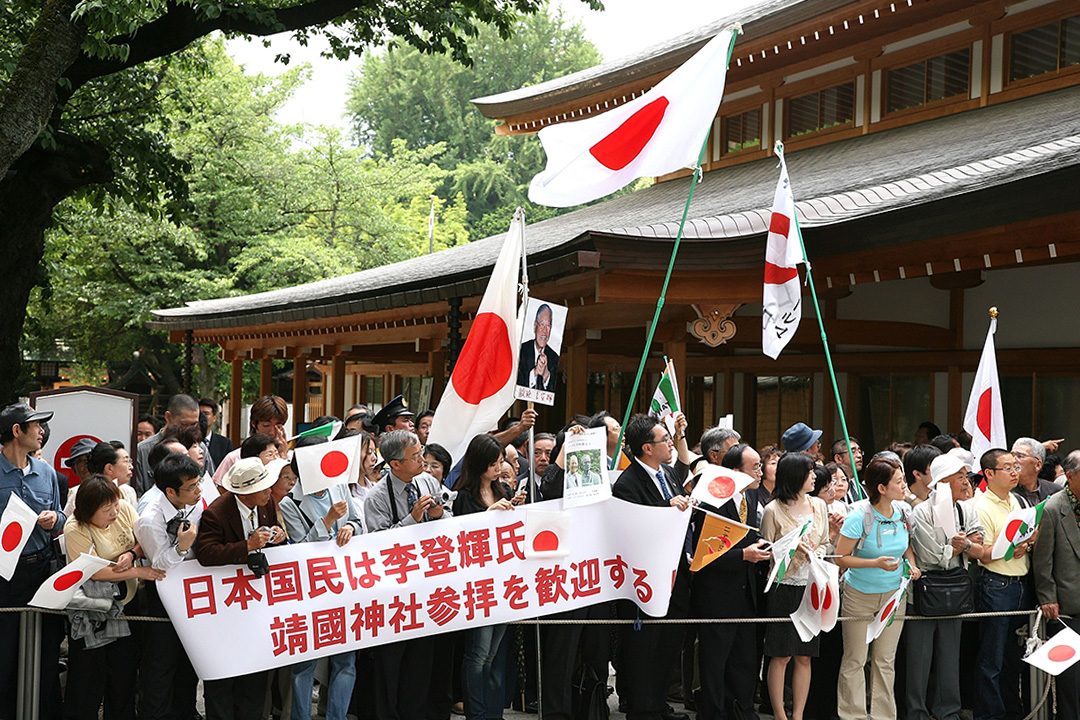 2007年6月7日日本東京,台灣前總統李登輝的支持者在靖國神社揮舞旗幟歡迎他。
