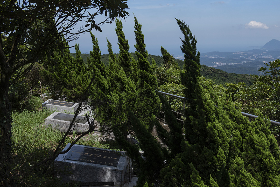 五指山軍人公墓,遠方可眺太平洋與基隆山。