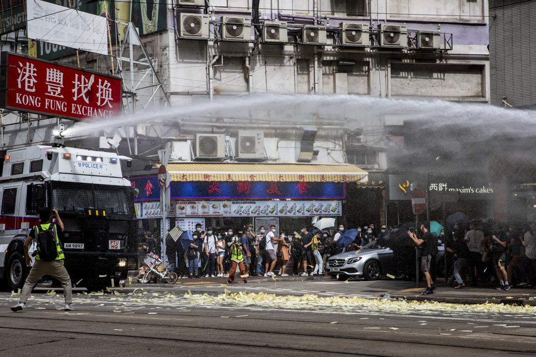 2020年7月1日,水炮車多次在軒尼詩道鵝頸橋附近射水。