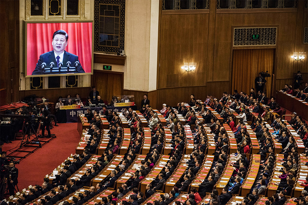 2018年3月20日北京全國人民代表大會閉幕會議上,人大代表在聽取中國國家主席習近平的講話。