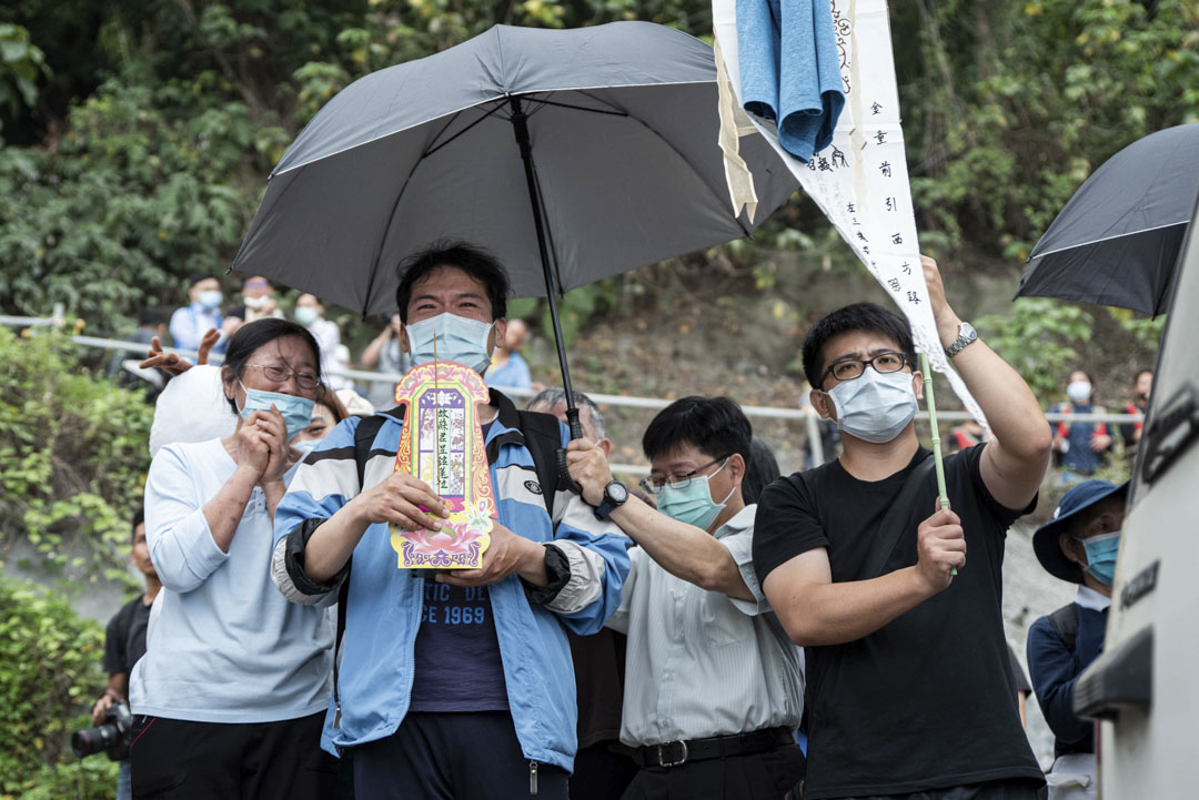 2021年4月3日，罹难者家属在太鲁阁号出轨事故现场进行路祭及招魂仪式，现场气氛一片哀嚎。