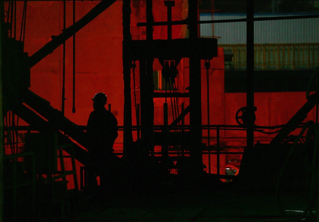 2007年2月，中國北京，一名員工在首都鋼鐵廠內工作。